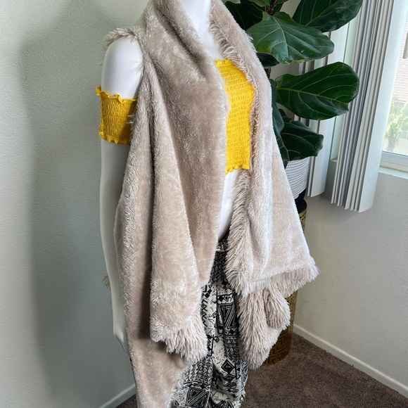 Kensie faux fur open vest - Picture 10 of 13